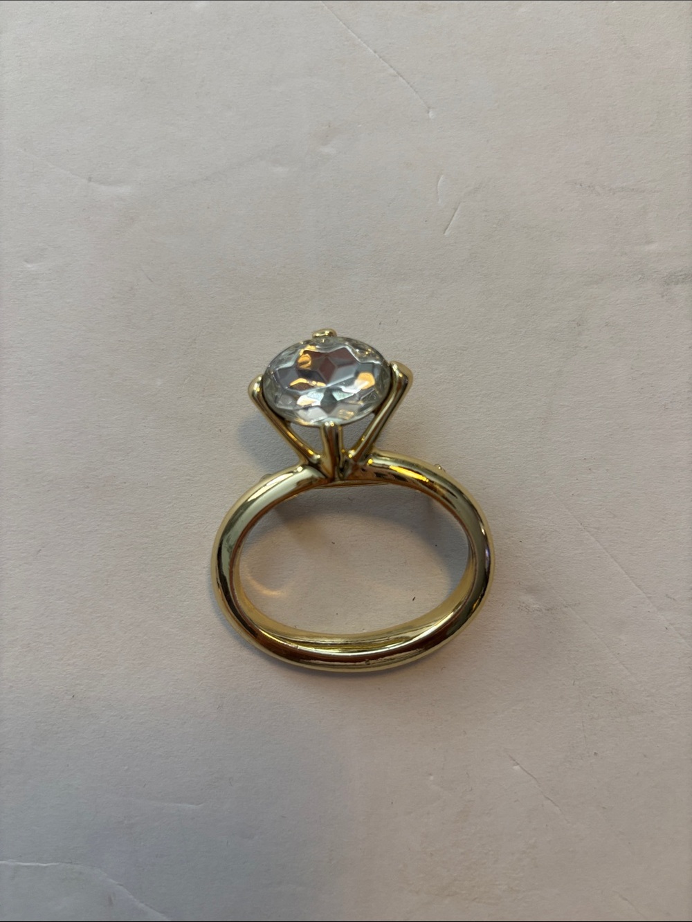 DIAMOND RING BROOCH
GOLD TONED BIG RHINESTONE
NO SIGNATURE
TWO INCHES